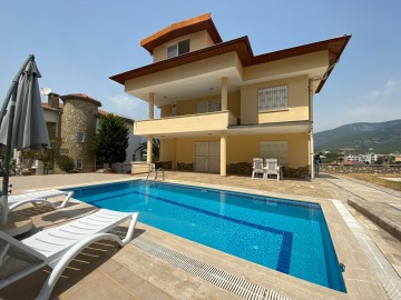 Alanya Oba Mahallesinde 3+1 Kiralık Tripleks Villa